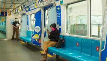 Penumpang MRT kenakan masker
