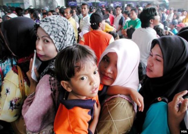 Para tenaga kerja wanita (TKW) Indonesia berada di KBRI Kuala Lumpur saat menunggu dipulangkan dari Malaysia (foto: dok VOA Indonesia)