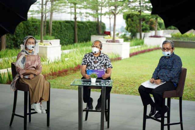 Kepala Badan Litbang SDM Kementerian Kominfo Hary Budiarto (tengah) bersama Kapusbang Literasi Profesi dan Sertifikasi Badan Litbang SDM, Heri M. Idris dan Staf Khusus Menteri Kominfo Lathifa Anshori dalam Talkshow Peluncuran Awal DTS 2021/Sumber Foto:Kominfo