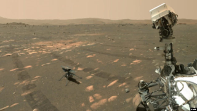 Wahana penjelajah Mars milik NASA tampak dengan helikopter Ingenuity, 6 April 2021. Foto diabadikan dengan kamera WASTON pada lengan robotik yang terpasang di wahana, pada hari ke-46 Mars.