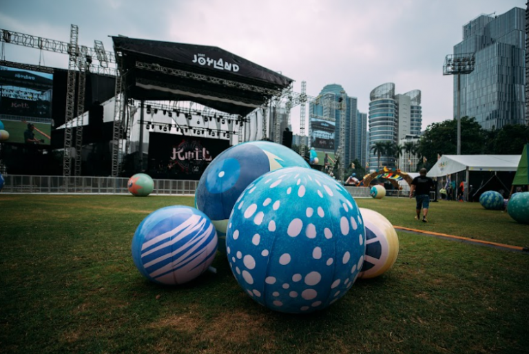 Hujan Deras Tak Menggentarkan Penonton Joyland Festival di Hari Pertama